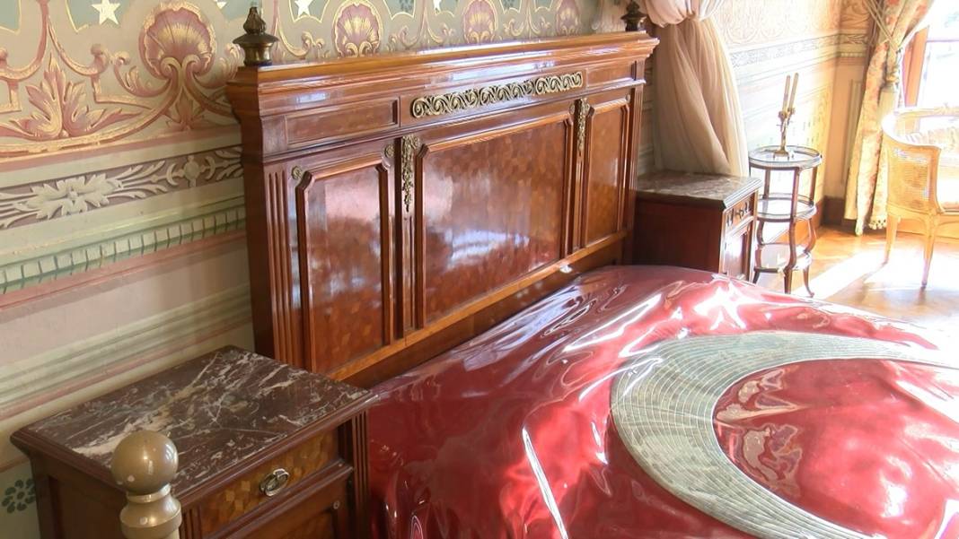 Atatürk'ün hayata gözlerini yumduğu Dolmabahçe Sarayı'ndaki odası ziyaretçilerini bekliyor 23